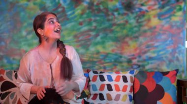 Güzel bir kız ve yakışıklı bir oğlan Holi festivalinde bir video görüşmesi yapıyorlar. Uzak iletişim, festival sezonu, modern bir teknoloji. Genç bir Hintli çift Hint renk festivalini kutluyor.