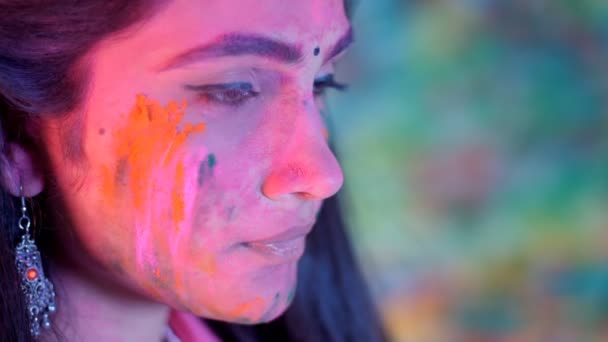 Closeup Shot Beautiful Indian Girl Vibrant Gulal Her Face Holi — Stock Video