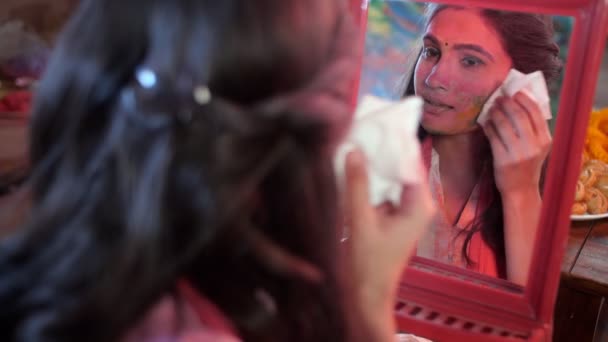 Vacker Indisk Flicka Torkar Ansiktet För Att Bort Gulal Holi — Stockvideo