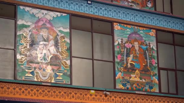 Budist Manastırındaki Farklı Ruhsal Simgelerin Duvar Resimleri Duvarlardaki Mozaikler Kutsal — Stok video