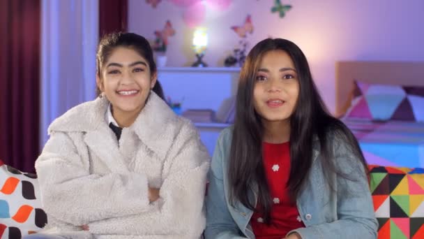 Δύο Έφηβα Κορίτσια Φοιτητές Ευτυχώς Κουνώντας Χέρια Τους Μια Βιντεοκλήση — Αρχείο Βίντεο