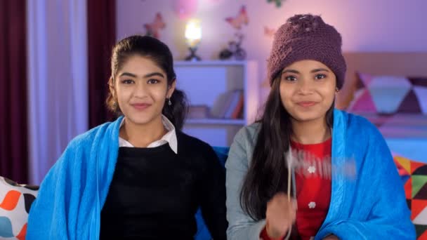 Deux Amies Joyeuses Portant Masque Pour Les Yeux Posant Pour — Video