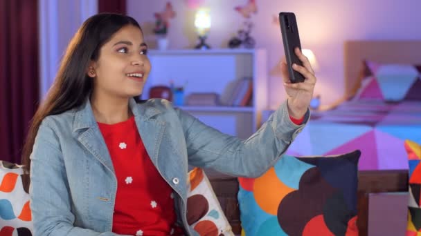 Indická Mladá Dívka Dělá Různé Výrazy Pro Dobré Selfie Krásná — Stock video