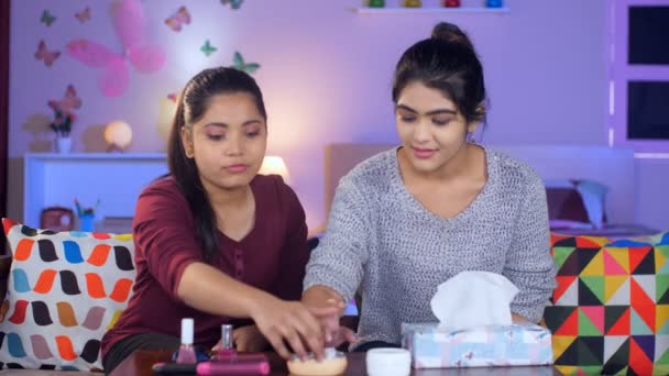 Twee Adolescente Meisjes Casual Kleding Zetten Crème Lotion Hun Handpalmen — Stockvideo