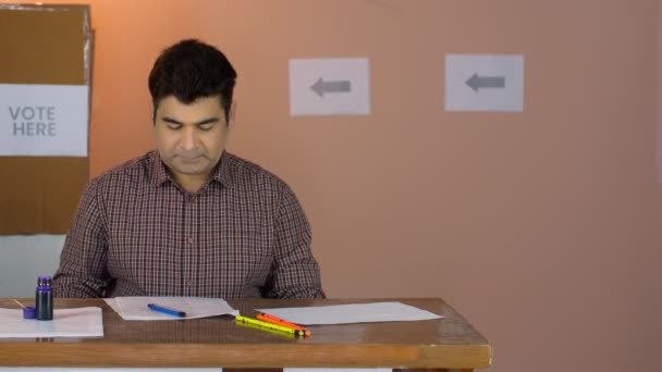 Oficial Electoral Masculino Con Una Inscripción Vote Now Papel Blanco — Vídeo de stock