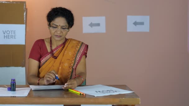 重要な論文 民主主義 基本的権利 投票箱を調査する義務に関する選挙役員 カメラのためにポーズをとっている眼鏡 選挙役員のスマート女性 インド議会選挙 州選挙 — ストック動画