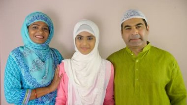 Türban / türban takan genç bir kız herkesi oy kullanmaya teşvik ediyor. Hint meclis seçimleri, kayıtlı seçmenler. Neşeli Müslüman aile yerel bir bölgenin oy kabininde bir araya geldi - yönetim organı, temel haklar, oy kullanma merkezi