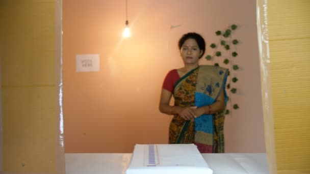 中間選挙 基本的権利 民主主義国 インド議会選挙などの投票所で投票を行う中年女性 女性候補者 投票ブース内に保管された電子投票機 デジタル — ストック動画