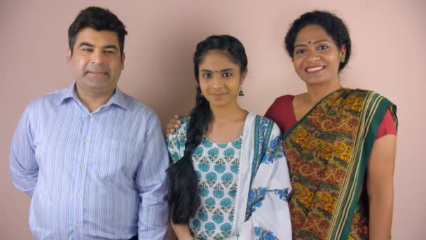 中年の両親と彼らの娘は喜んで彼らのインクマークの指を見る インドの市民 投票権 投票後にカメラのために一緒にポーズをとる陽気な都会の家族 基本的権利 民主的なカウンター — ストック動画