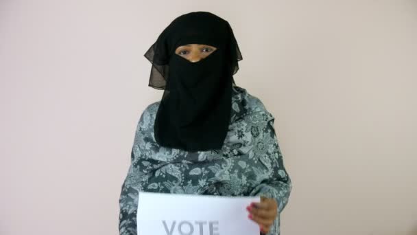 一位戴着黑色头巾的穆斯林女士鼓励人们投票 印度议会选举 平等权利 印度公民身份 一名中年妇女在当地投票站头戴头巾 基本权利 — 图库视频影像