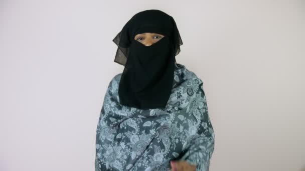 Muzułmanka Hidżabie Pokazuje Głosowaniu Swój Atrament Obywatel Indii Wybory Stanowe — Wideo stockowe