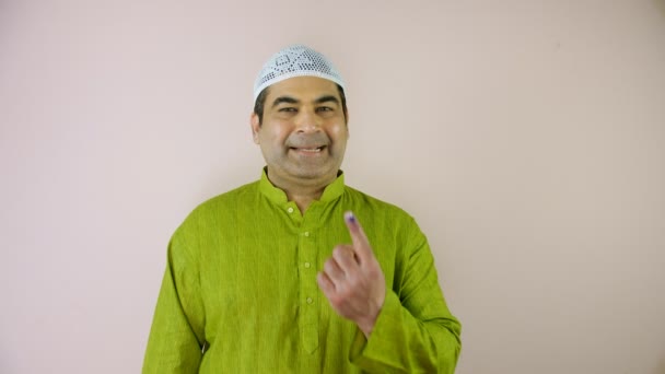Muslim Man Ethnic Wear Shows His Index Finger Dyed Permanent — Stock Video