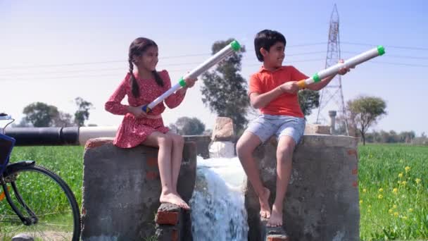 인도의한 마을의 어린이들은 히카리 물총을 사용하면서 뿌리는 즐긴다 즐거운 동기를 — 비디오