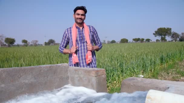 Ein Selbstbewusster Bärtiger Bauer Der Mit Verschränkten Armen Einem Brunnen — Stockvideo