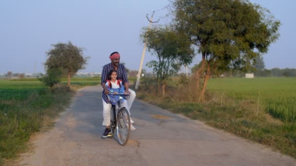 Indisk Bonde Släpper Gladeligen Sin Lilla Dotter Till Skolan Cykel — Stockvideo