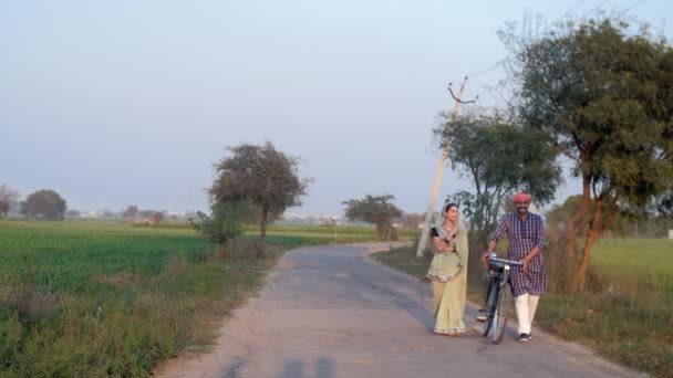 Ett Indiskt Bypar Tar Promenad Byväg Med Cykel Byscen Indiansk — Stockvideo