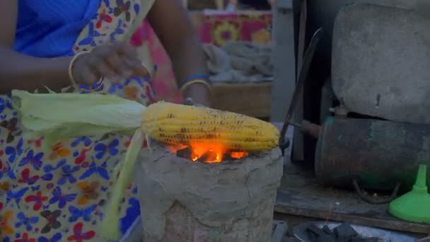Zbliżenie Kobiety Pieczonej Kukurydzy Piecu Węglowym Tradycyjne Lub Stare Metody — Wideo stockowe