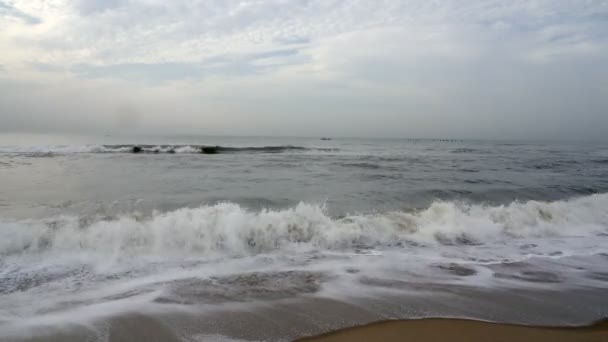 인도의 푸두체리 2020 월에서 2020 여행하는 해변의 풍경에서 파도의 안개가 — 비디오