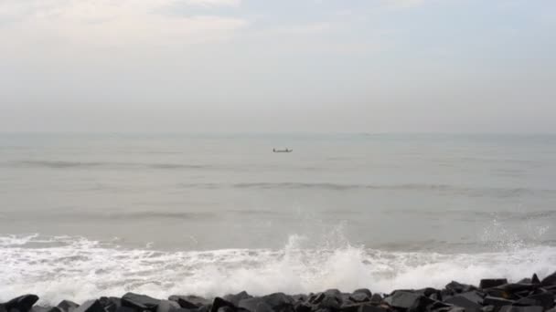 印度普度樱桃 2020年4月 海浪在海滨岩石上飞溅 多云的夜晚 岩石海滩泛拍 印度海岸 旅游目的地 — 图库视频影像