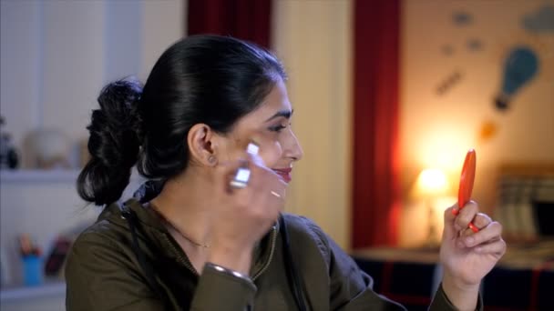 Aynaya Bakarken Makyaj Fırçasıyla Pudra Süren Genç Bir Kız Kızartıcı Telifsiz Stok Video
