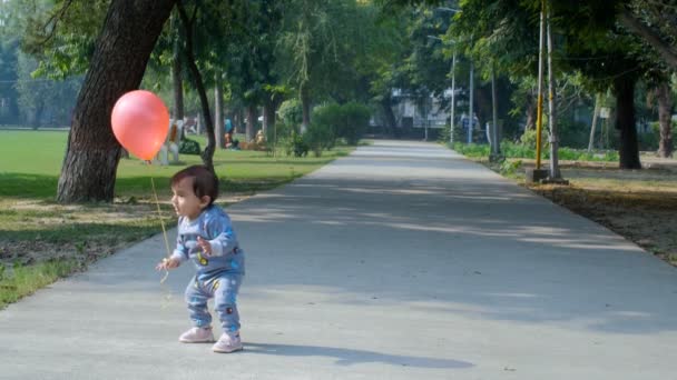 Una Bambina Carina Che Impara Camminare Giocare Con Palloncino Colorato — Video Stock