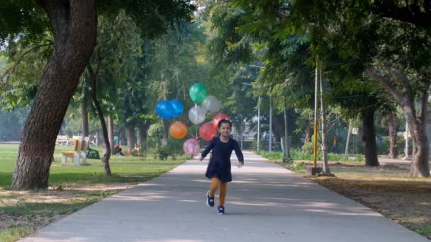 Słodka Dziewczynka Dużą Wiązką Kolorowych Balonów Szczęśliwe Dzieciństwo Gaz Helowy — Wideo stockowe
