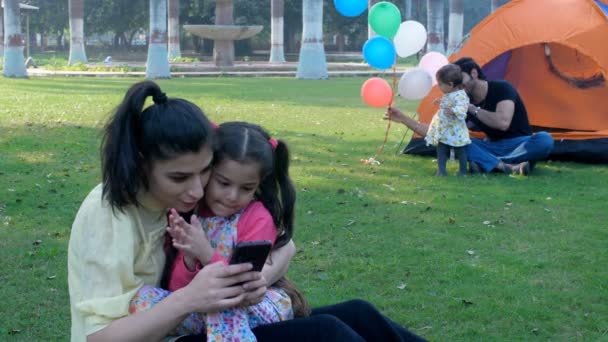 Pretty Lady Sweet Girl Child Browsing Scrolling Mobile Public Park — Vídeo de stock