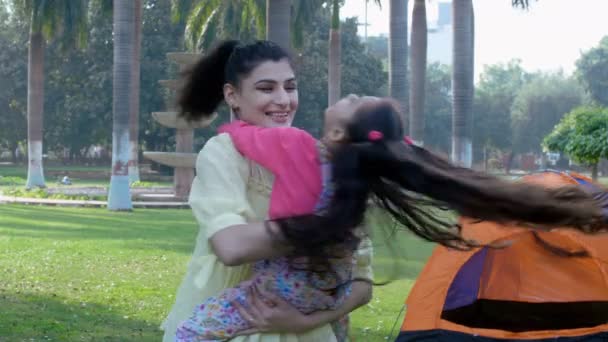 Güzel Bir Anne Parkta Oynayan Sevimli Kızı Mutlu Çocukluk Ilişki — Stok video
