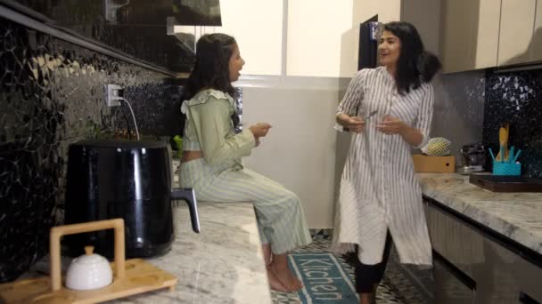 Молодая Женщина Занята Работой Своей Модульной Кухне Индийская Домохозяйка Бытовой — стоковое видео