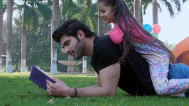 Sakallı yakışıklı bir genç adam kitap okumayı sever. En sevdiği meşgale, ilginç bir kitap. Sırtüstü otururken babasına sarılan küçük bir liseli kız. Baba-kız kaynaşması, sırtına binme, boş zaman.