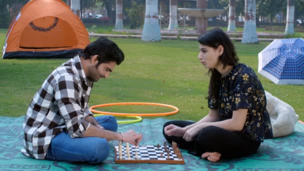 Attraktivt Indiansk Par Som Spiller Sjakk Brettspill Familieutflukt Parken Piknik – stockvideo