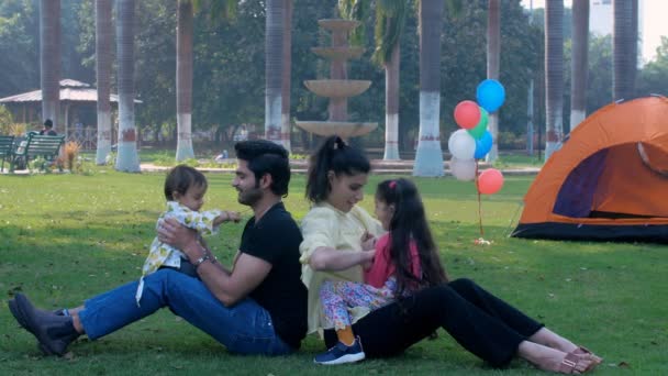 Lindos Hermanitos Jugando Con Sus Padres Parque Público Amor Afecto — Vídeos de Stock