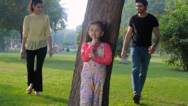 Küçük Tatlı Bir Kız Öğrenci Parkta Ailesiyle Saklambaç Oynuyor Eğlence — Stok video