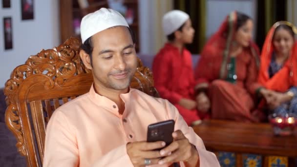 Geleneksel Giysiler Içinde Oturan Cep Telefonu Kullanan Genç Bir Müslüman Telifsiz Stok Çekim