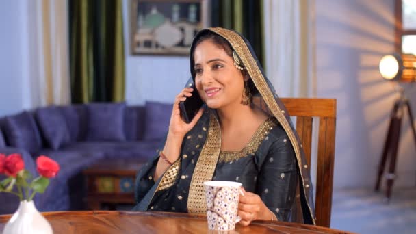Yaşlarda Güzel Bir Müslüman Kadın Akıllı Telefonuyla Cep Telefonuyla Konuşuyor Telifsiz Stok Çekim