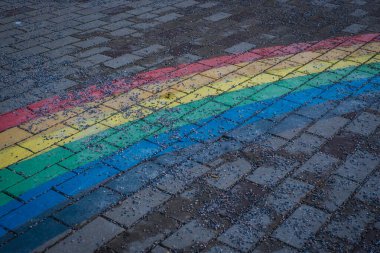 Sokakta gökkuşağı resmi. LGBT tema arkaplanı.