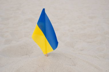 Kum arka planında Ukrayna bayrağı. Ulusal özgürlük ve bağımsızlık sembolü.