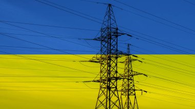 Elektrik kulesi ve hatları olan Ukrayna bayrağı. Ukrayna 'da enerji kaynağı. Yüksek elektrik fiyatları.