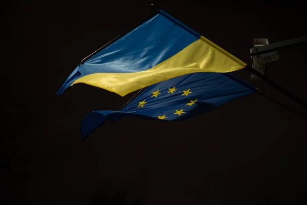 Прапори України Європейського Союзу Махаючи Разом Символізують Переговори Про Вступ — стокове фото