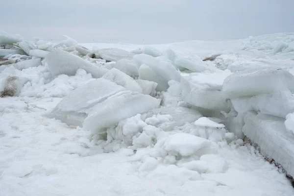얼어붙은 해안에는 부서진 얼음덩어리들이 있었다 해변의 폭풍우치는 — 스톡 사진
