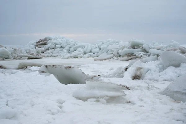 Mar Congelado Grandes Blocos Gelo Quebrados Empilhados Costa Tempo Tempestuoso — Fotografia de Stock