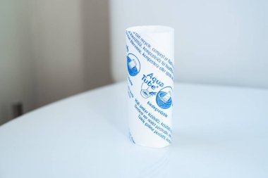 Tallinn, Estonya - 04.12.2022: Su tüpü veya Aquatube, tuvalete atılabilen tuvalet kağıdı rulosu..