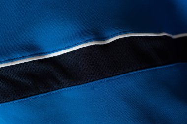 Mavi-beyaz polyester kumaşa yakın çekim.