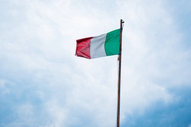 Gökyüzü arka planında İtalya bayrağı. Rüzgarda sallanan İtalyan bayrağı. 