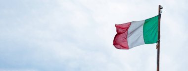 Gökyüzü arka planında İtalya bayrağı. Rüzgarda sallanan İtalyan bayrağı. 