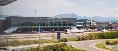 Bergamo, İtalya - 04.29.2022 - Hotel NH Orio al Serio 'dan Milan Bergamo Havaalanı' na doğru görüş. Orio al Serio Uluslararası Havaalanı.