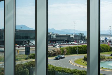 Bergamo, İtalya - 04.29.2022 - Hotel NH Orio al Serio 'dan Milan Bergamo Havaalanı' na doğru görüş. Orio al Serio Uluslararası Havaalanı.