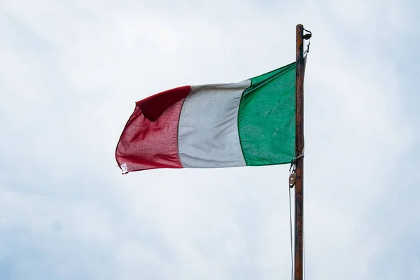 天空背景上的意大利国旗 意大利国旗在风中飘扬 — 图库照片