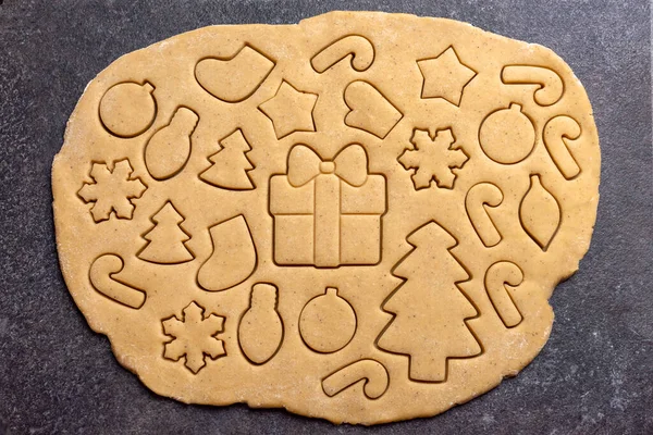 Dérouler la pâte pour les biscuits au pain d'épice faire cuire le pain d'épice de Noël impression sur la pâte — Photo