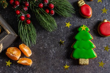 Noel planında ladin dalları mandalinalı zencefilli kek bayramı tatili havasında.